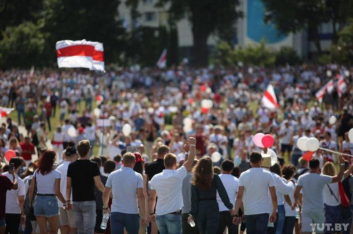 Minsk. Thousands of people walk on Nemiga and along Pobediteley Avenue to the stele Minsk - Hero City. Photo: Daria Buryakina,