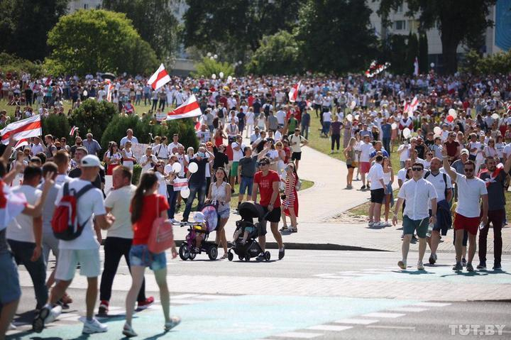 Minsk. Thousands of people walk on Nemiga and along Pobediteley Avenue to the stele Minsk - Hero City. Photo: Daria Buryakina,