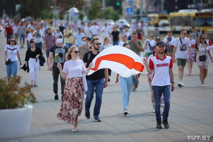 Minsk. Thousands of people walk on Nemiga and along Pobediteley Avenue to the stele Minsk - Hero City. Photo: Daria Buryakina,