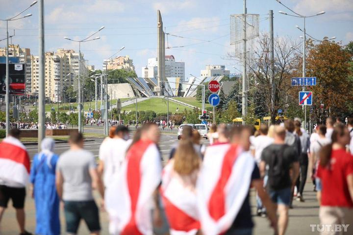 Minsk. Thousands of people walk on Nemiga and along Pobediteley Avenue to the stele Minsk - Hero City. Photo: Daria Buryakina,