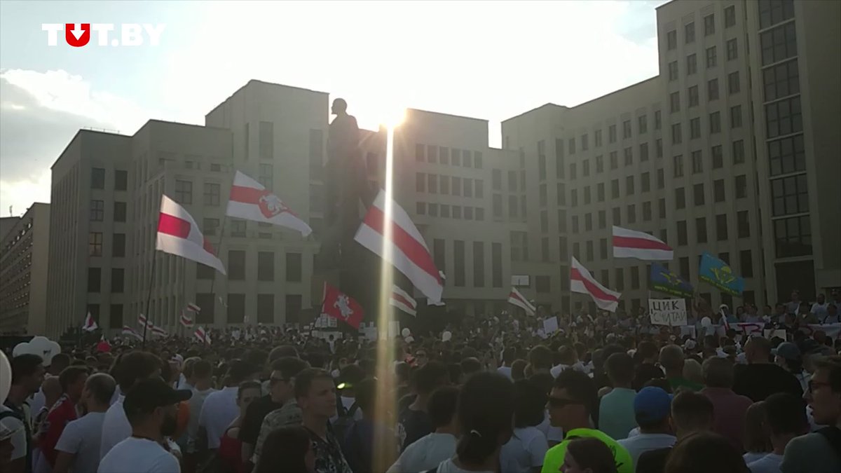 Люди на площади Независимости скандируют «Саша, ты уволен