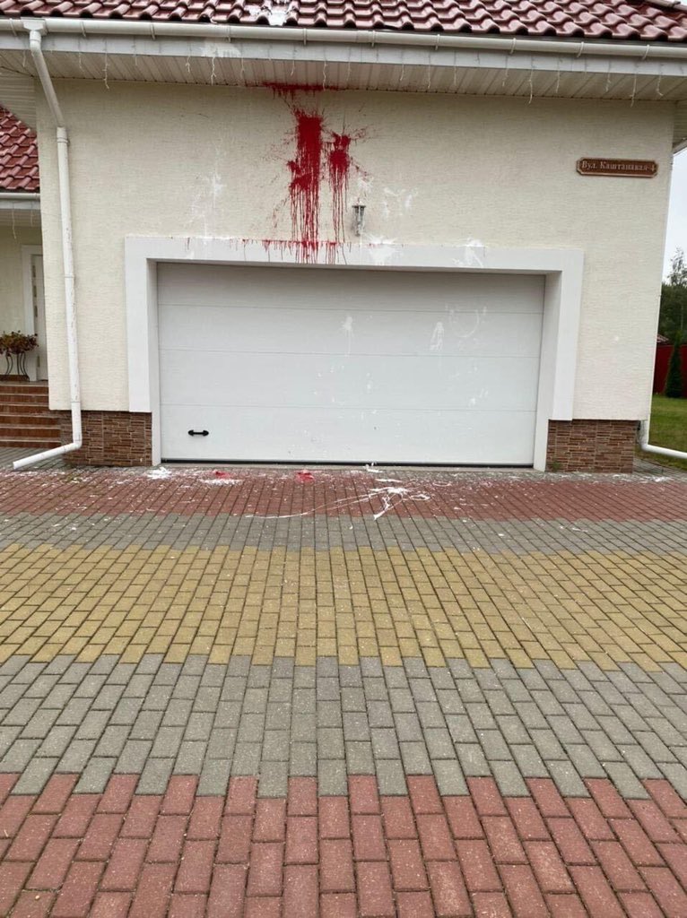 The house of former Minister and Ambassador Pavel Latushka, who sided with the opposition, was vandalized. His family fled the country, Latushka did not stay home