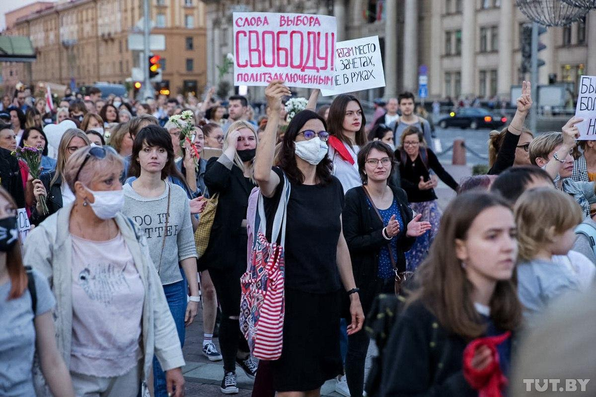 Минск. Протестующие на проспекте и площади Независимости.  Фото: Дарья Бурякина,
