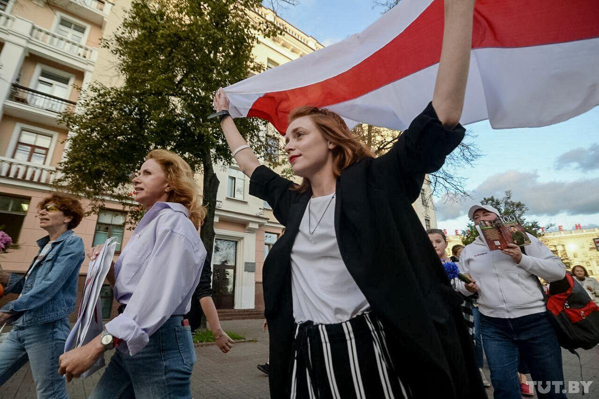 Минск. Колонна девушек, которые вышли от Комаровского рынка.  Фото: Евгений Ерчак,
