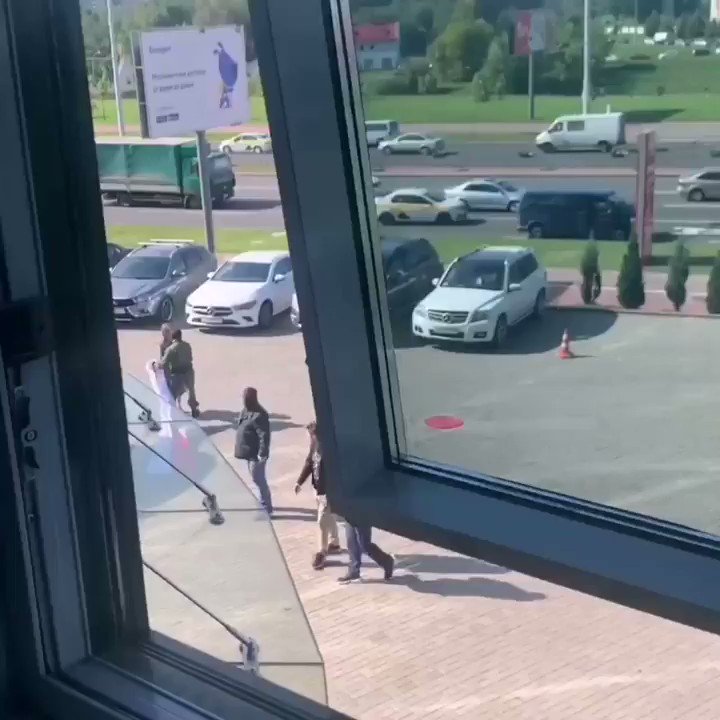 Неизвестные в масках схватили девушку с бчб-флагом у метро «Михалова. Позже ее увели в синий микроавтобус. минск