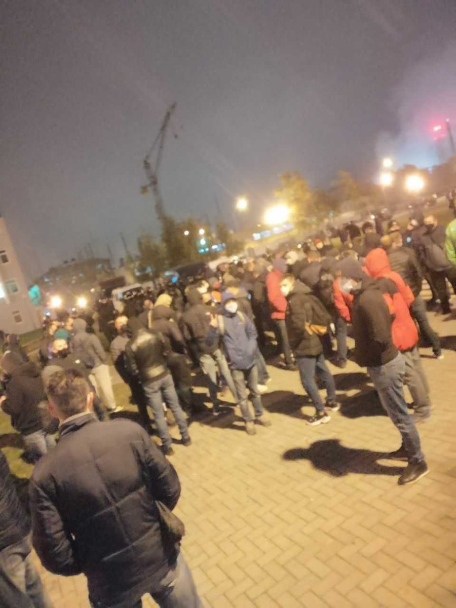 Belarus Nationwide strike has begun. About a hundred people gathered at the checkpoint of the large chemical enterprise Hrodna Azot.  Workers refuse to start the shift. Police vans have arrived. 10 workers have been detained