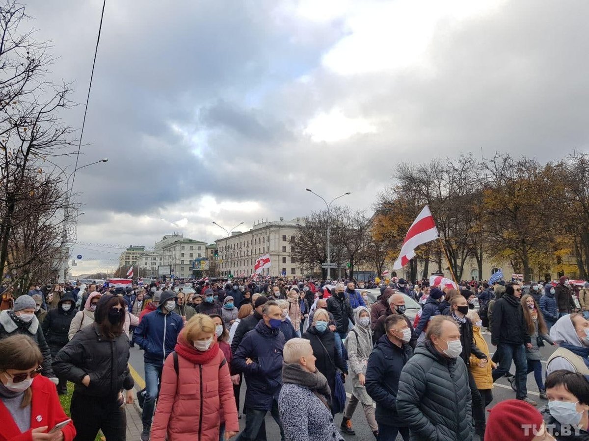 Минск. Протестующие вышли на проезжую часть проспекта Независимости