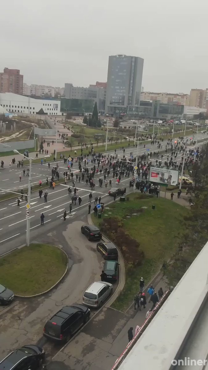Люди вышли на дорогу около Ледового дворца между «Спортивной и «Пушкинской