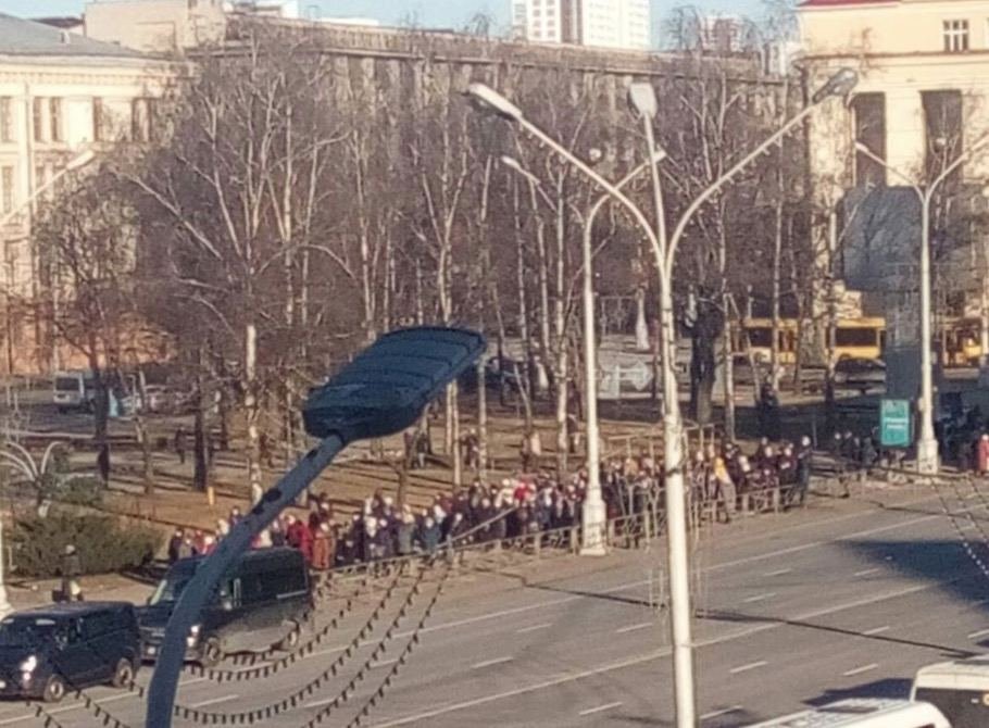 Небольшая колонна пенсионеров уже собралась на площади Якуба Коласа. Проспект перекрыт, а сама площадь окружена транспортом силовиков