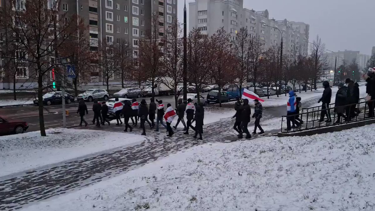В Сухарево в Минске сегодня тоже вышли на прогулку люди с флагами
