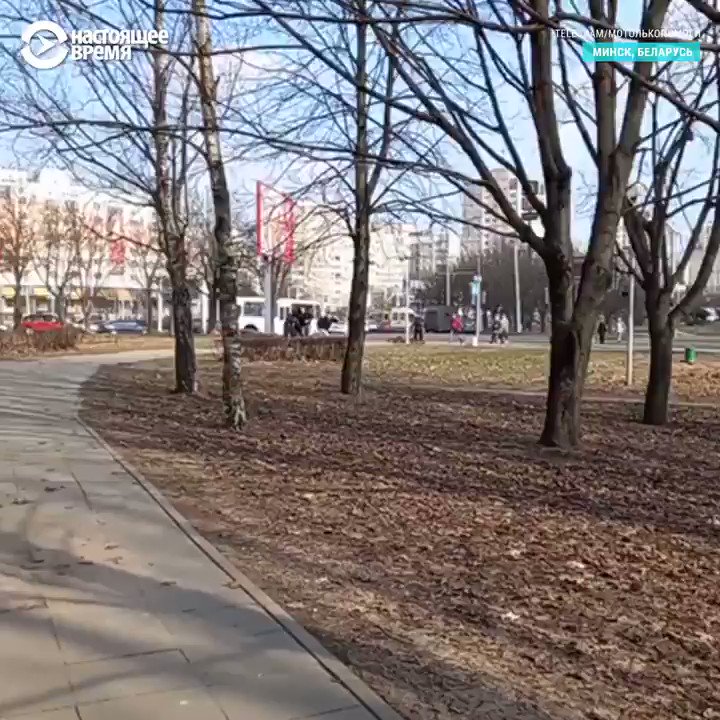 В Минске и других городах Беларуси 27 марта задержали более 100 человек.  Телеграм-каналы призывали людей к первой весенней массовой акции протеста, но из-за большого скопления силовиков и задержаний собраться минчанам не удалось
