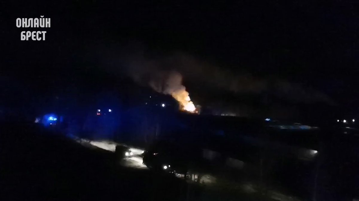 Пожар на Карьерной в Бресте, за теплицами, ближе к гаражам. Очень много машин МЧС приехало