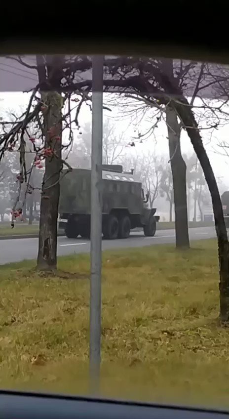 Świadkowie twierdzą, że w Grodnie, największym mieście przy granicy z Polską (niedaleko Bruzgi), zauważono konwój ciężarówek wojskowych.