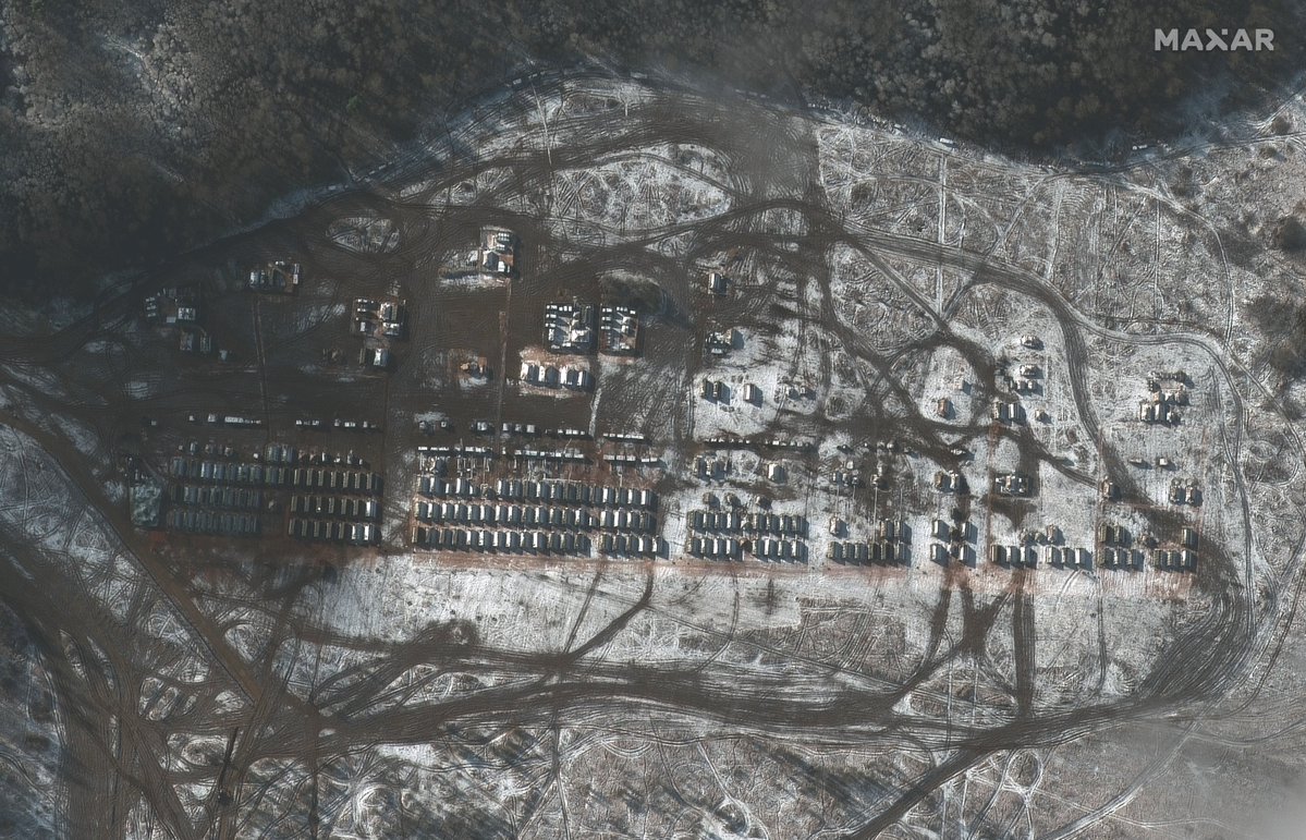 Satellite photos of Yelnya, Russia: ~200 km north of Ukraine, east of Belarus. Units of 41st Combined Arms Army, including tanks, self-propelled artillery and other military equipment. Camera @maxar