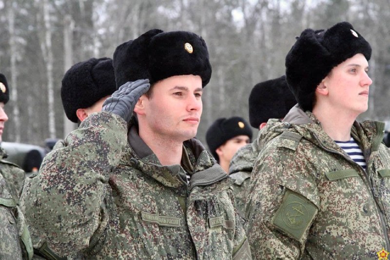 Kolejny rosyjski oddział wojskowy przybył na stację Polonka na Białorusi (według danych Ministerstwa Obrony Białorusi). Znowu Marines i samochody z namalowanymi numerami