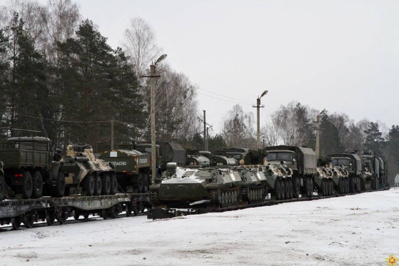 Ще один російський військовий ешелон прибув на станцію Полонка в Білорусі (за даними Міноборони Білорусі). Знову морська піхота і машини з зафарбованими номерами