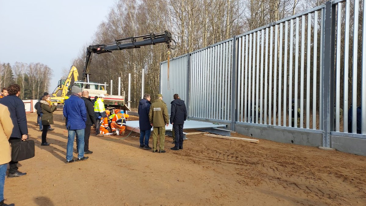 Polish border guards: Today in Tołcze, on the Polish-Belarusian border, a press conference was held with the participation of Prime Minister @MorawieckiM, Deputy Minister @WasikMaciej and Chief Commander @StrazGraniczna, Maj. Gen. SG Tomasz Praga