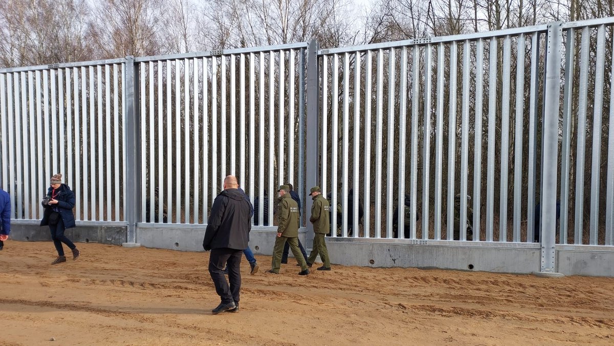 Polish border guards: Today in Tołcze, on the Polish-Belarusian border, a press conference was held with the participation of Prime Minister @MorawieckiM, Deputy Minister @WasikMaciej and Chief Commander @StrazGraniczna, Maj. Gen. SG Tomasz Praga