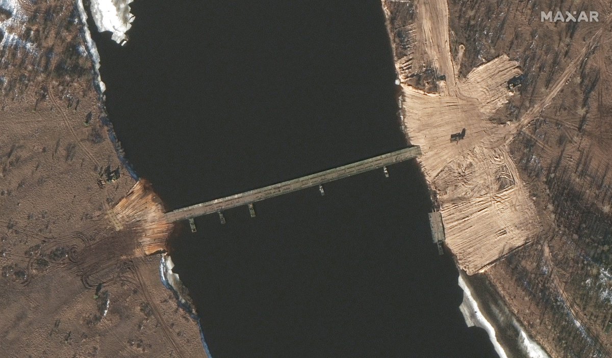 New @Maxar satellite images from the past 48 hours continue to show heightened military activity in Belarus, Crimea, and western Russia. Pics below are from Feb. 15 and show a new pontoon bridge over the Prypyat River in Belarus