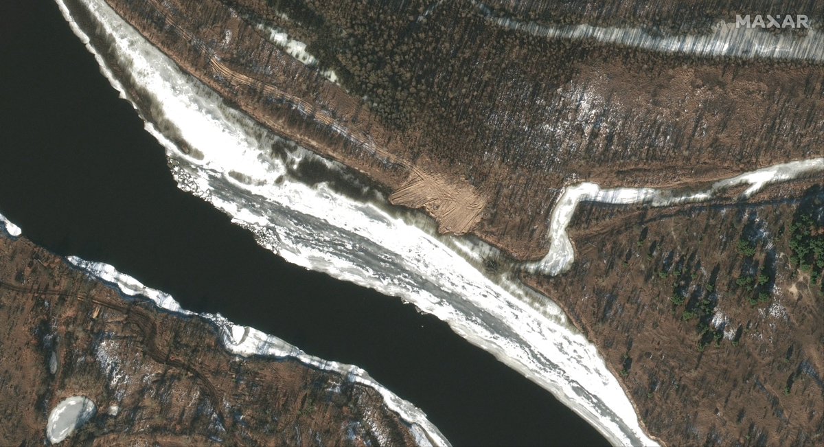 New @Maxar satellite images from the past 48 hours continue to show heightened military activity in Belarus, Crimea, and western Russia. Pics below are from Feb. 15 and show a new pontoon bridge over the Prypyat River in Belarus