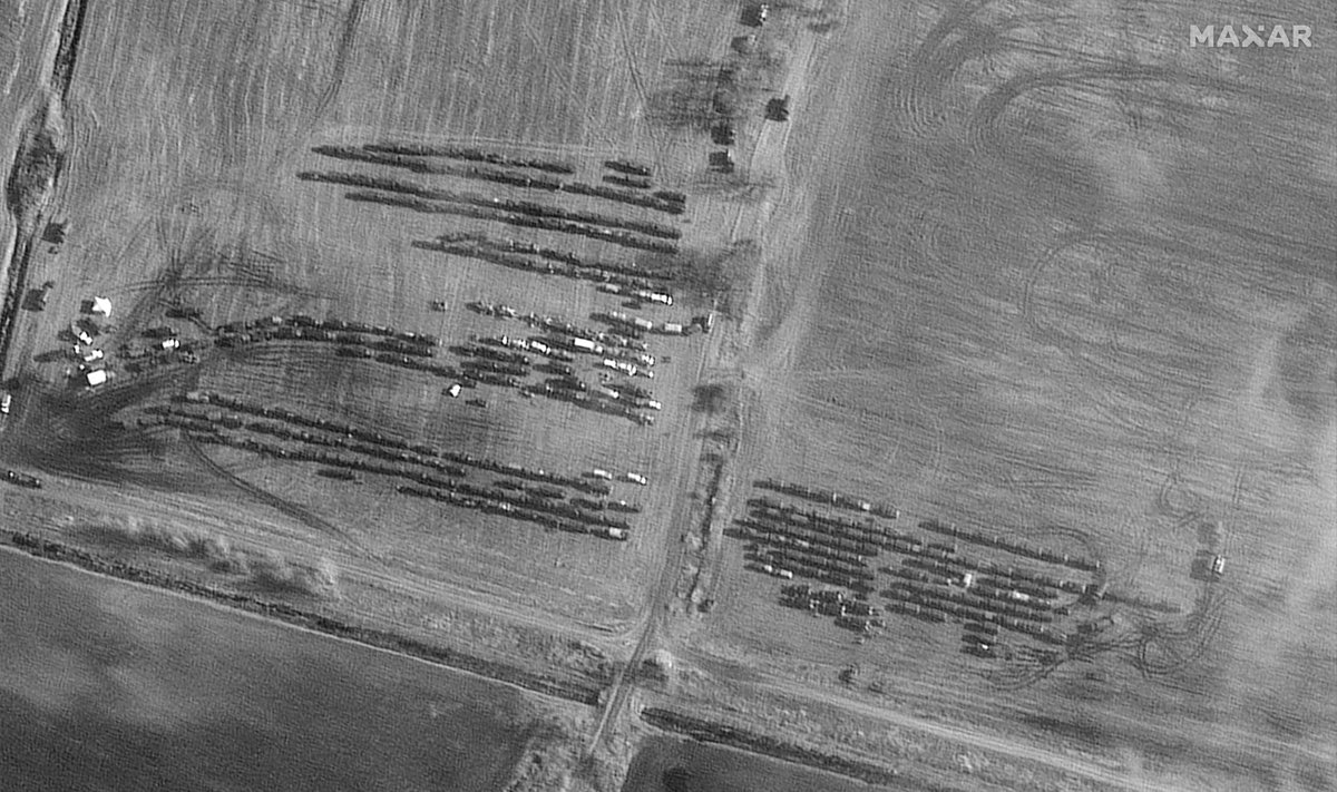 Satellite imagery from @Maxar showing large buildup of ground forces and vehicles seen in convoy position just north east of Chojniki (Хойнікі) in Belarus