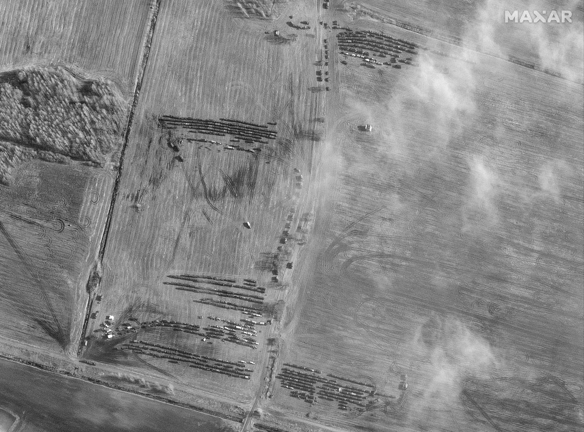 Satellite imagery from @Maxar showing large buildup of ground forces and vehicles seen in convoy position just north east of Chojniki (Хойнікі) in Belarus