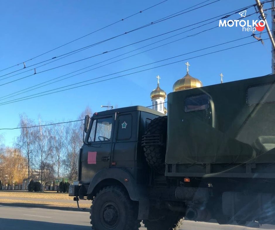 An unusual MAZ of the Armed Forces of Belarus was spotted in Brest this afternoon. The vehicle doesn't have license plates, and had an identification mark – a red square