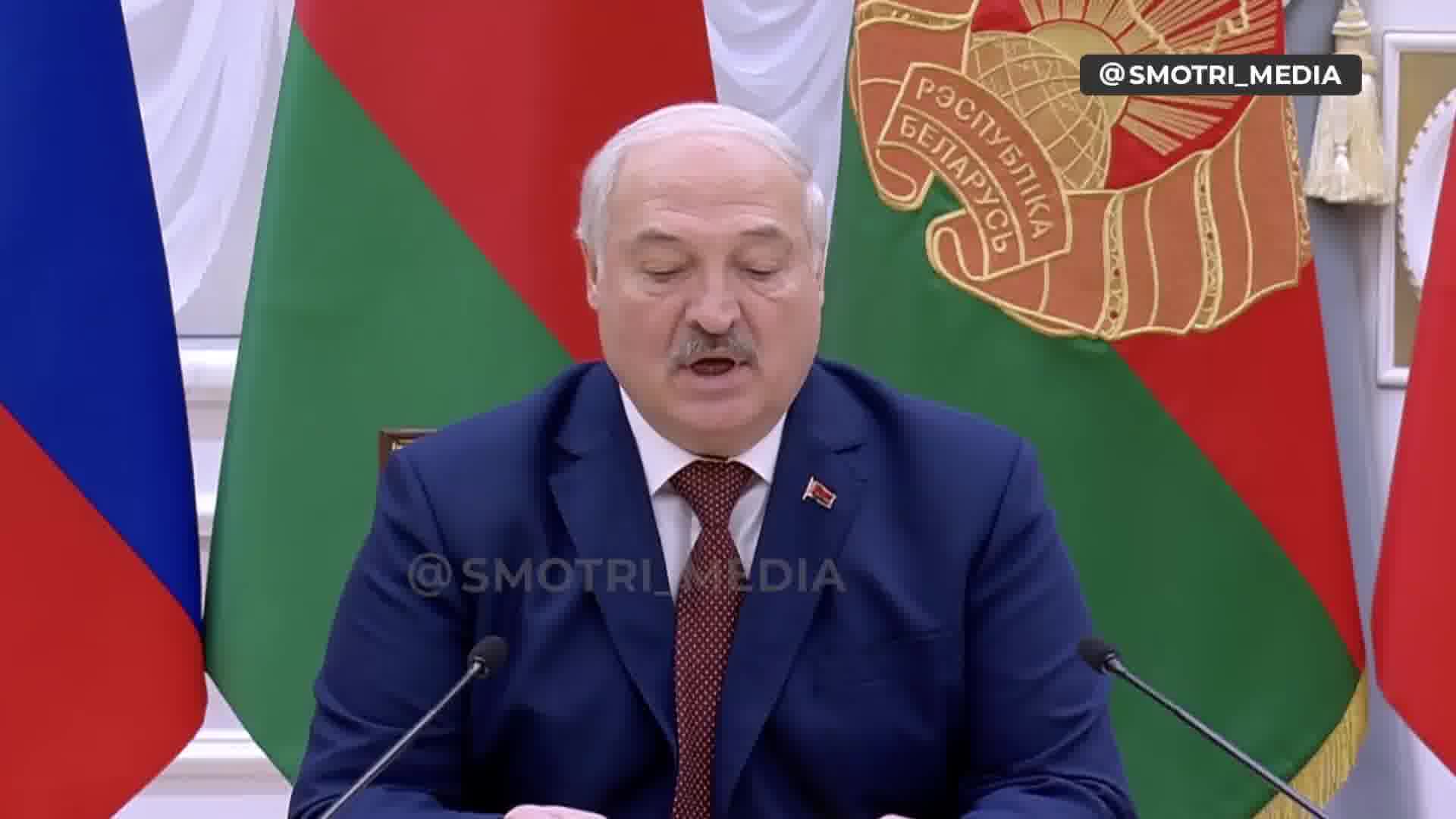 Lukasjenka sa att han diskuterade med Putin alternativ för att reagera på hot nära unionens gränser