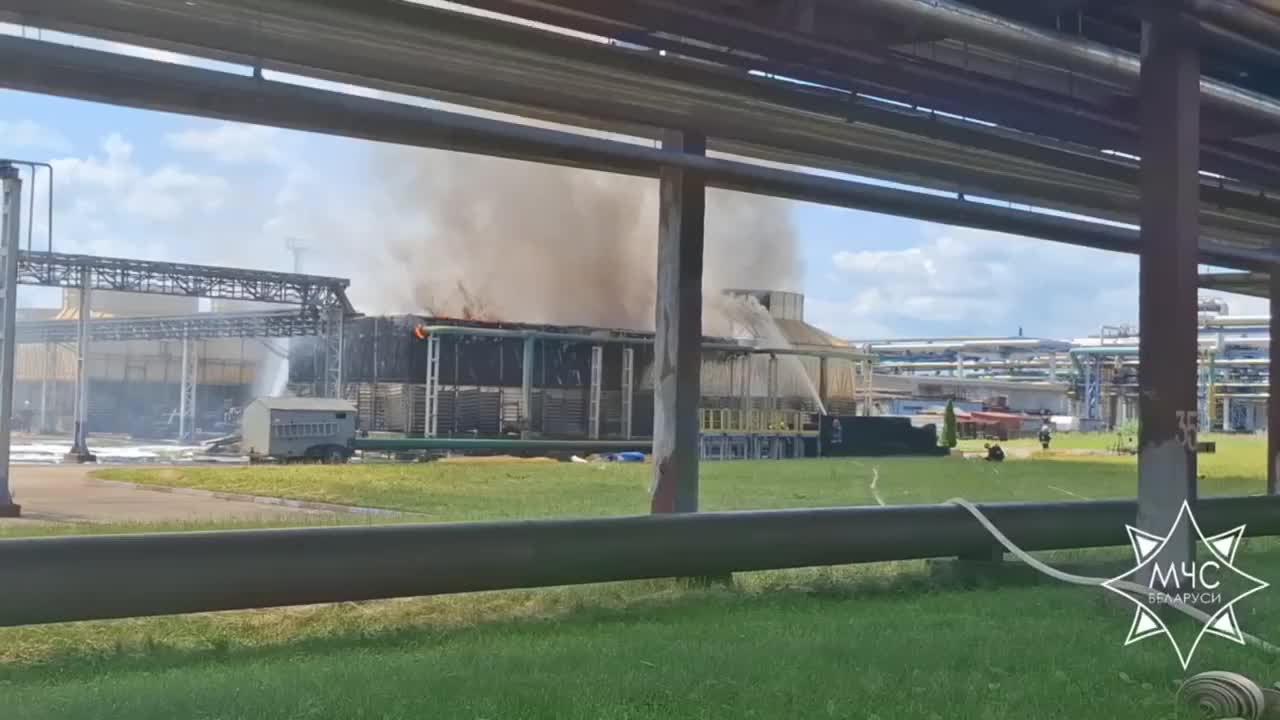 Požiar bol ohlásený v rafinérii Naftan pri Novopolotsku v Bielorusku, zranená bola 1 osoba