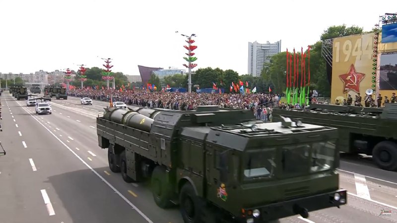 I lanciamissili Iskander con la scritta nucleare sono stati mostrati alla parata militare a Minsk