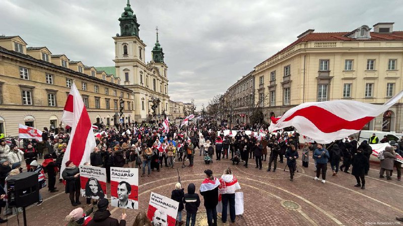 Kundgebung in Warschau gegen Scheinwahlen in Belarus