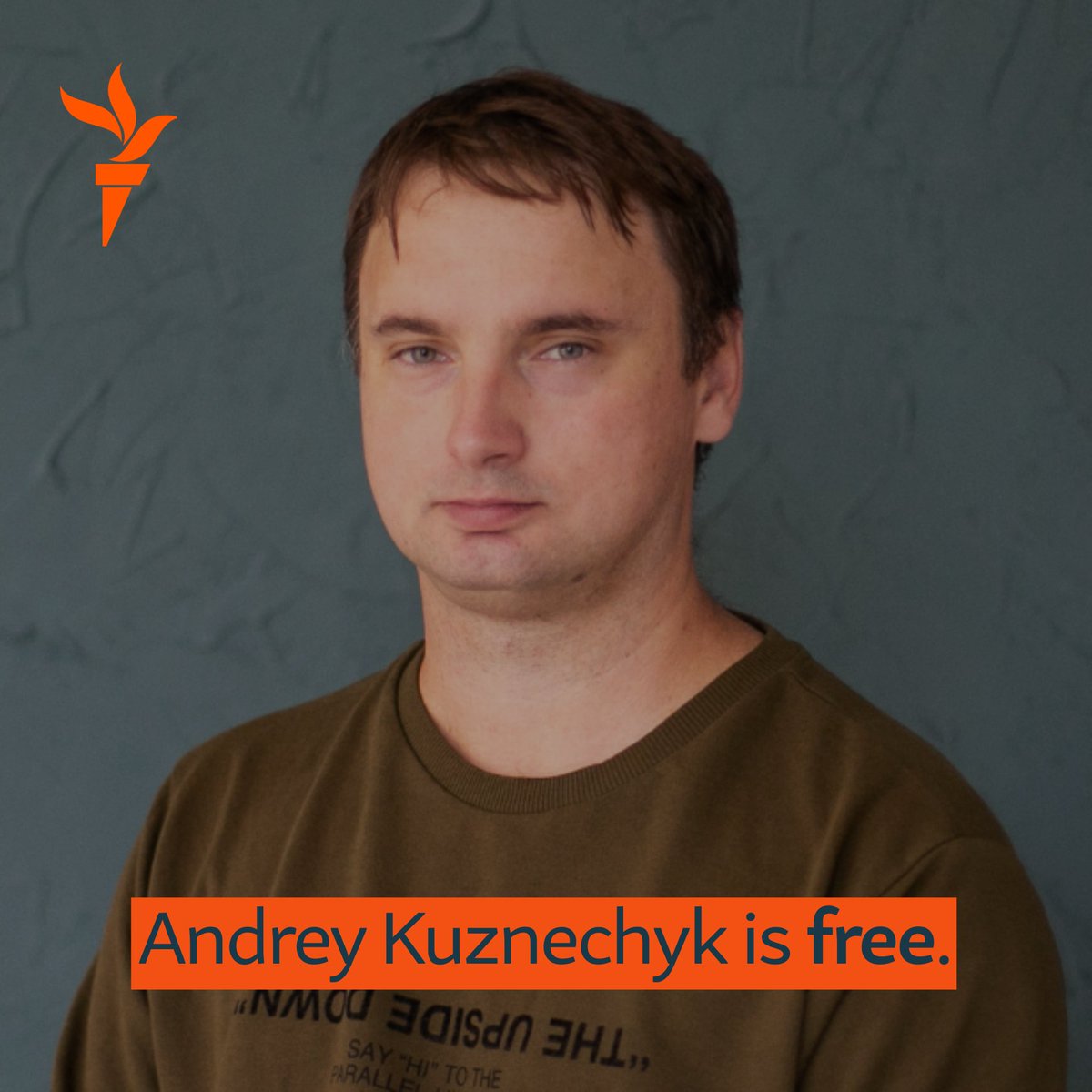 Este es un día de alegría para Andrey Kuznechyk, su esposa y sus dos hijos pequeños. Después de más de tres años separados, esta familia está junta nuevamente gracias a @POTUS. También estamos agradecidos a @secrubio y su equipo, y al @LithuanianGovt por su apoyo. – Presidente de @RFERL @SteveCapusn