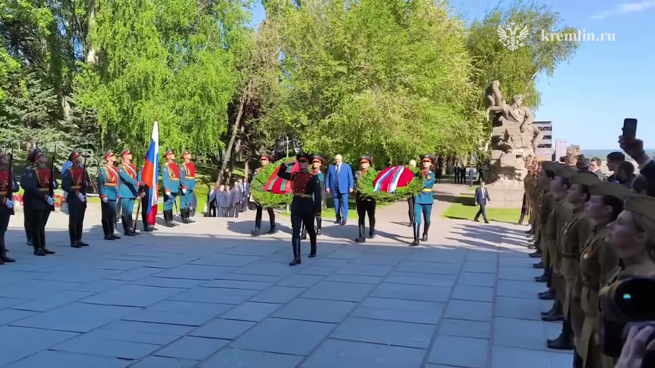 Путин и Лукашенко посетили мемориальный комплекс Героям Сталинградской битвы на Мамаевом кургане в Волгограде