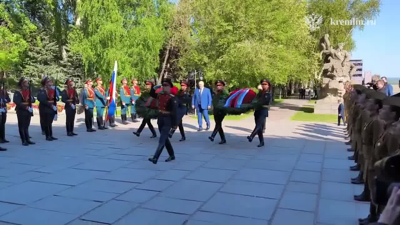 Путин и Лукашенко посетили мемориальный комплекс Героям Сталинградской битвы на Мамаевом кургане в Волгограде