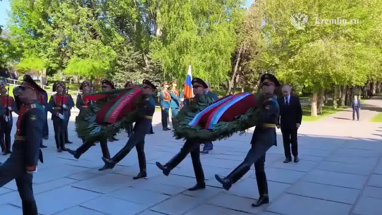 Путин и Лукашенко посетили мемориальный комплекс Героям Сталинградской битвы на Мамаевом кургане в Волгограде