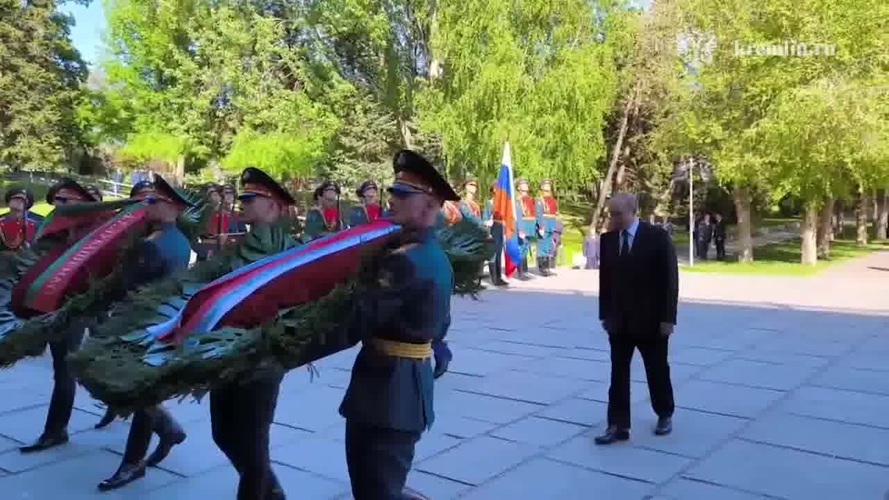 Путин и Лукашенко посетили мемориальный комплекс Героям Сталинградской битвы на Мамаевом кургане в Волгограде