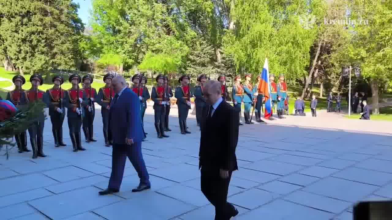 Путин и Лукашенко посетили мемориальный комплекс Героям Сталинградской битвы на Мамаевом кургане в Волгограде