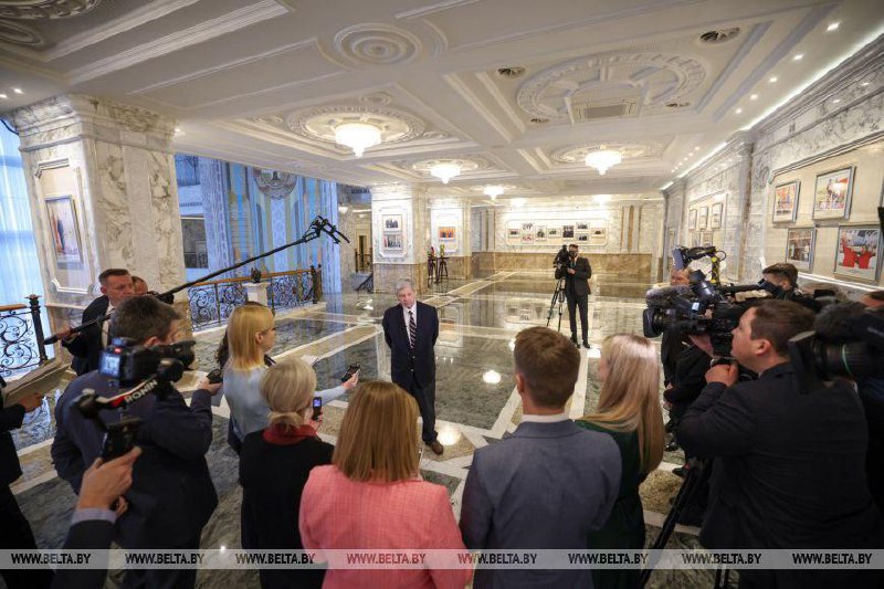 Os EUA suspendem as sanções ao potássio bielorrusso. De acordo com as instruções do presidente Trump, os EUA estão suspendendo as sanções ao potássio. Acho que esta é uma ótima medida dos EUA para a Bielorrússia. Estamos suspendendo as sanções agora, disse John Cole.